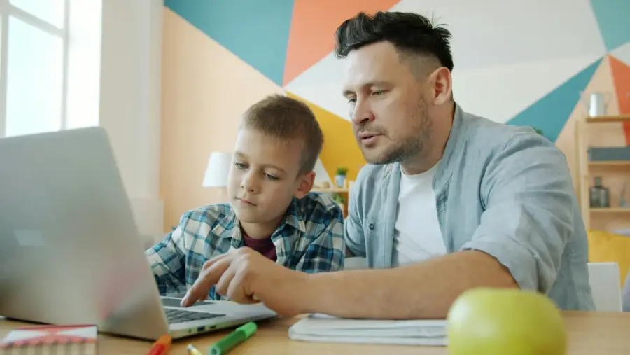 Padre e hijo aprendiendo juntos Padre e hijo aprendiendo juntos